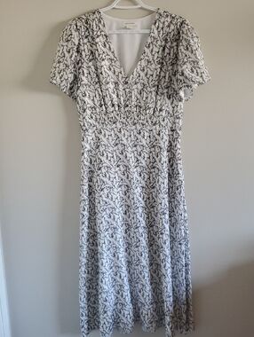 Club Monaco White and Navy Floral Midi V-Neck Puffy Sleeves Dress Sz 8 Feminine